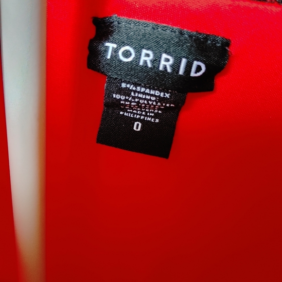 Torrid plus size 0 red long sleeve and black lace top - Picture 4 of 5